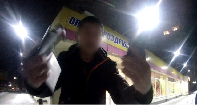Нетверезий чоловік у Черкасах намагався лягти під колеса поліції охорони