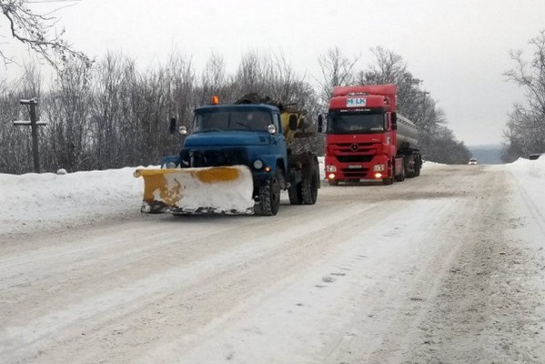Державні дороги Черкащини розчищали 120 одиниць спецтехніки