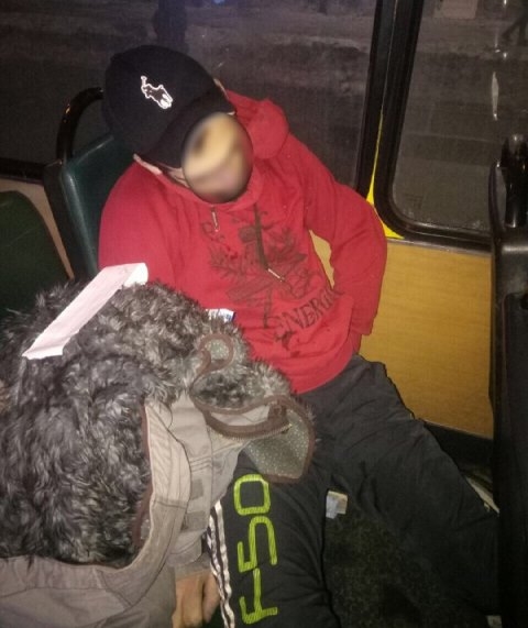 Сів і заснув: у черкаській маршрутці не змогли розбудити молодика