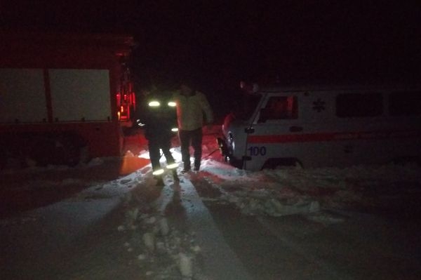 На Черкащині рятувальники звільнили автобус зі снігового замету