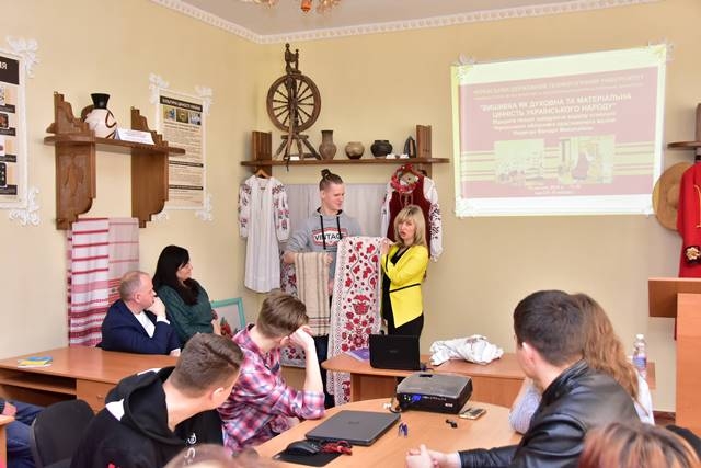 У ЧДТУ музеєзнавці вчились «читати» та експертувати українські  рушники