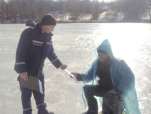Катеринопільські рятувальники розповіли місцевим рибалкам, як не провалитися під лід