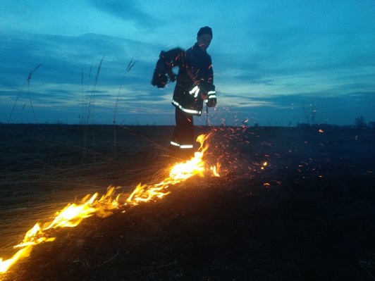На Черкащині горить суха трава та очерет