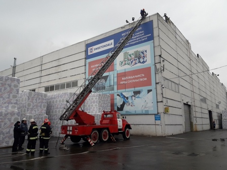 У Черкасах рятувальники «гасили» завод теплоізоляційних матеріалів (ВІДЕО)