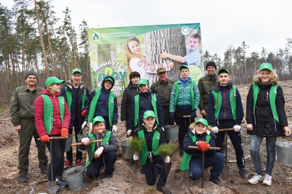 Учні Яснозірського шкільного лісництва висадили 5 тисяч сіянців сосни