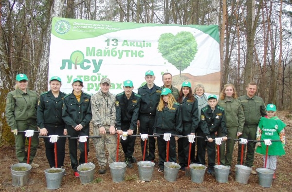 Учні Коробівського шкільного лісництва  висадили гектар лісу