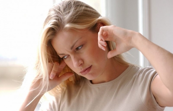 Чому закладає вуха і як з цим боротися