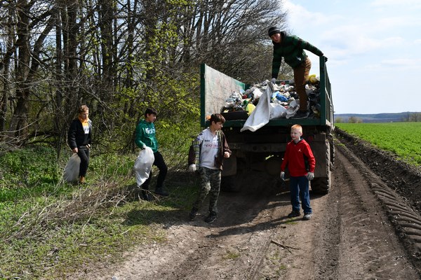 Шполянські школярі зібрали в заповіднику вантажівку сміття