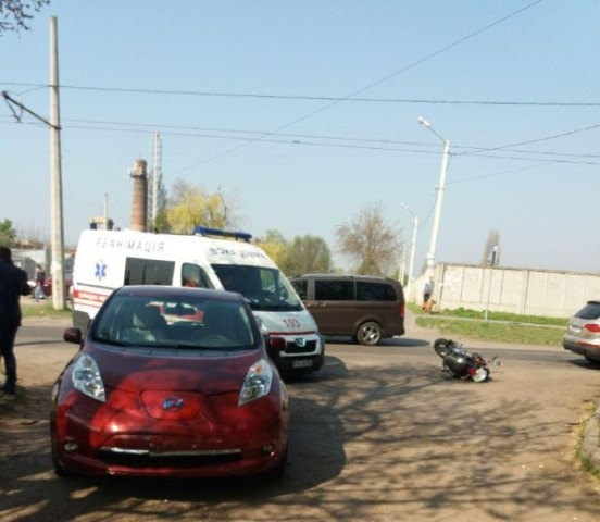 У Черкасах автомобіль зіткнувся з мотоциклом, постраждали троє пішоходів (ФОТО)