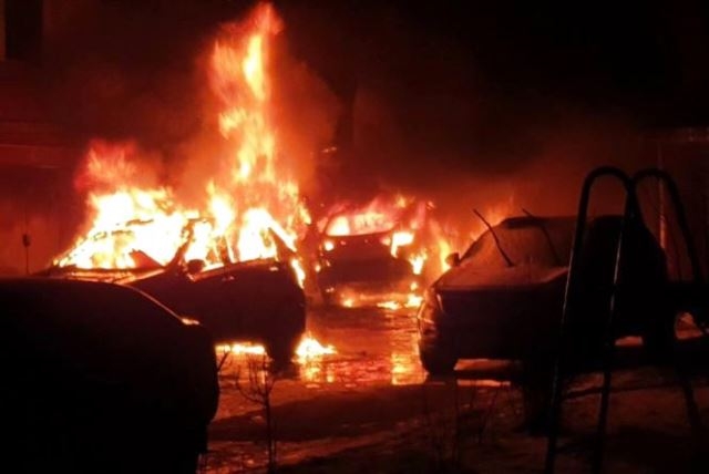 В Умані вщент згоріли дві автівки