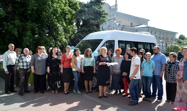 Черкаський обласний ляльковий театр отримав новий автобус