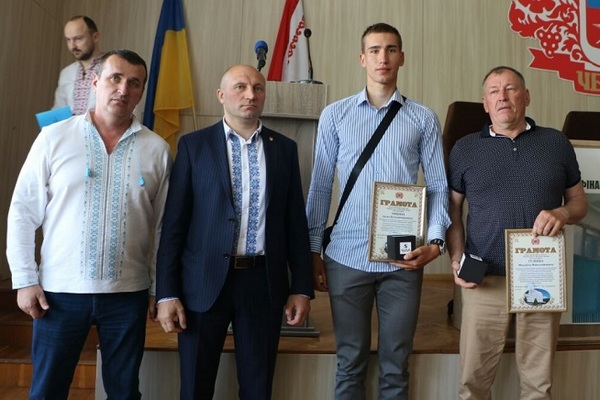 Міська рада нагородила двох черкаських веслувальників