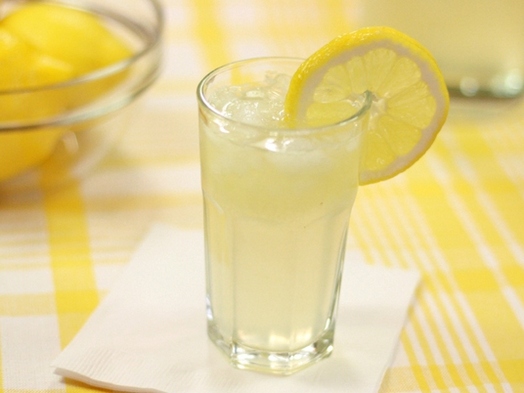 Вагомі причини випити склянку води з лимоном