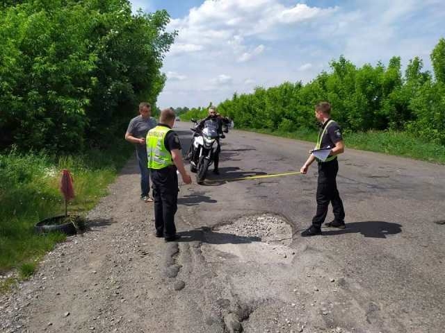 На ями в Мошнах байкери пожалілися поліції (ФОТО)
