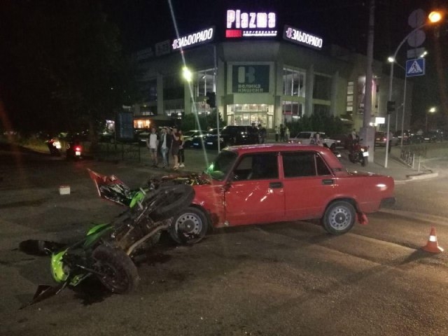 Уночі в центрі Черкас сталася ДТП, постраждалий мотоцикліст у лікарні