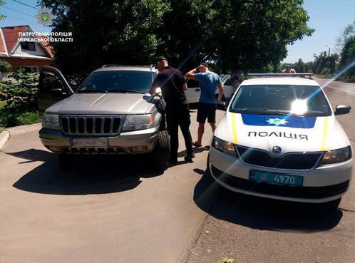 Черкаські патрульні виявили два джипи з підробленими документами