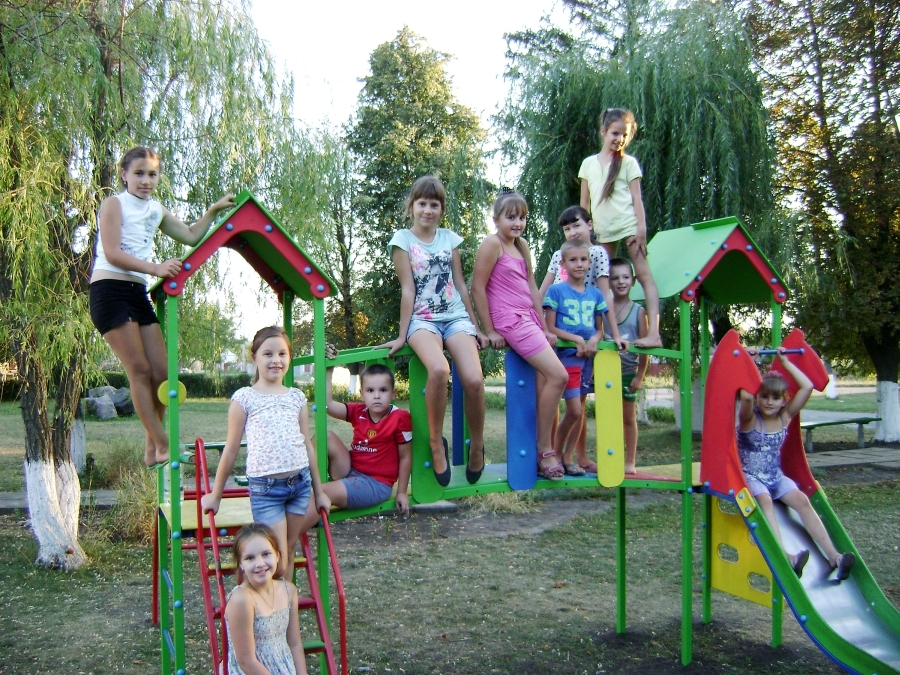 Геннадій Бобов подарує населеним пунктам округу 15 дитячих майданчиків