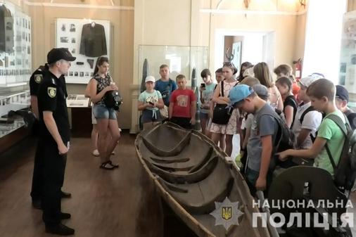 Поліцейські організували для дітей екскурсію в Корсунь-Шевченківський