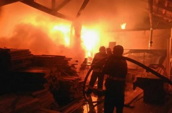 Черкаси: рятувальники ліквідували пожежу в деревообробному цеху