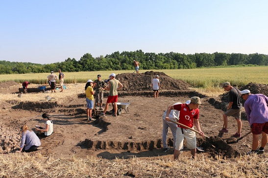 На Тальнівщині археологи розкопали трипільський посуд