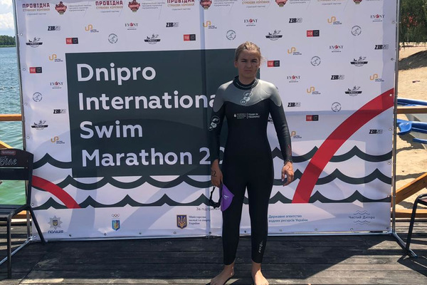 Юна спортсменка з Черкас посіла перше місце на міжнародному запливі через Дніпро