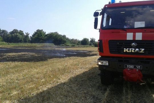 За минулі вихідні рятувальники Черкащини ліквідували 8 великих пожеж сухої трави та сміття