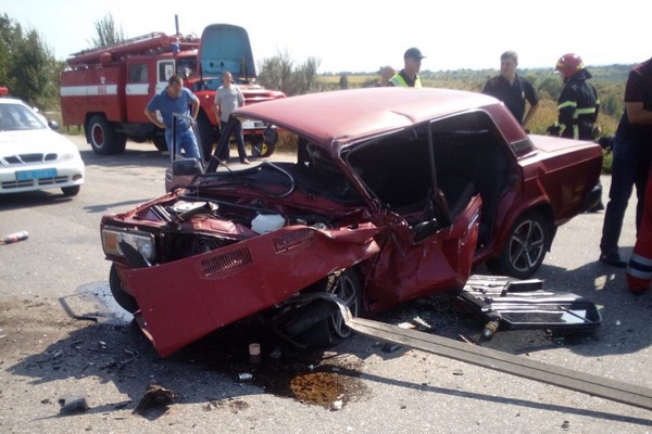 На Корсунщині під час аварії водія затисло в машині