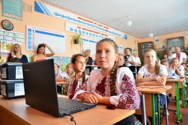 Школи Черкащини оснащують цифровою технікою