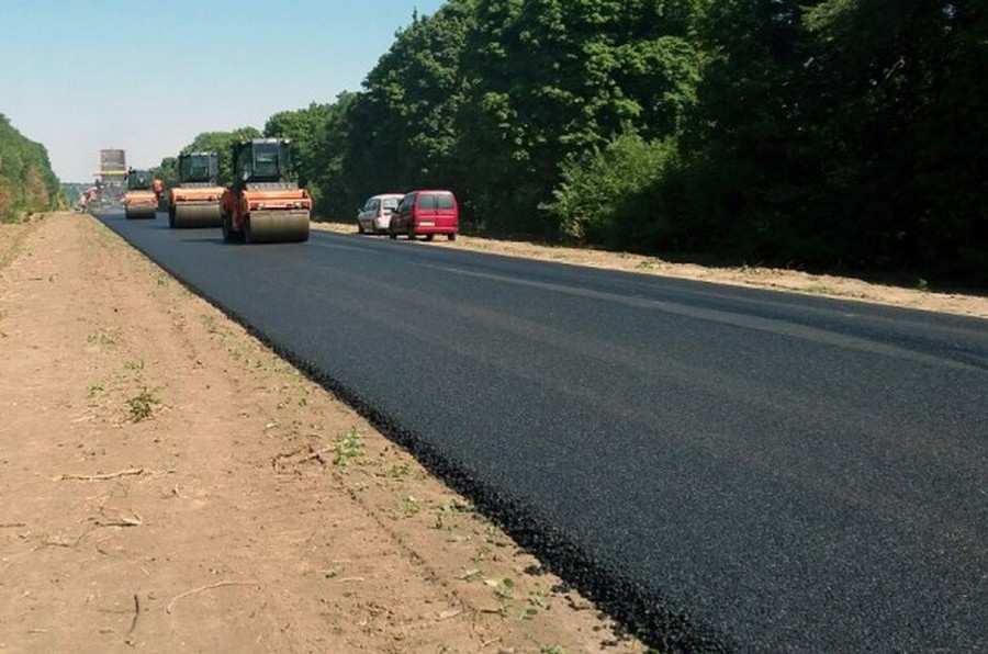 На Уманщині укладають асфальтобетонне покриття на дорозі Н-16