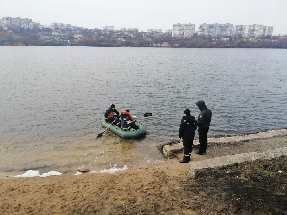 Рятувальники дістали із води тіло чоловіка (ВІДЕО)
