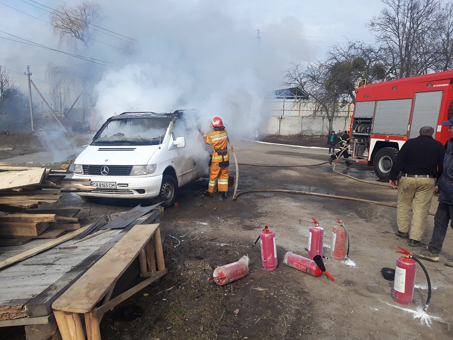 Жашків: рятувальники ліквідували пожежу автомобіля