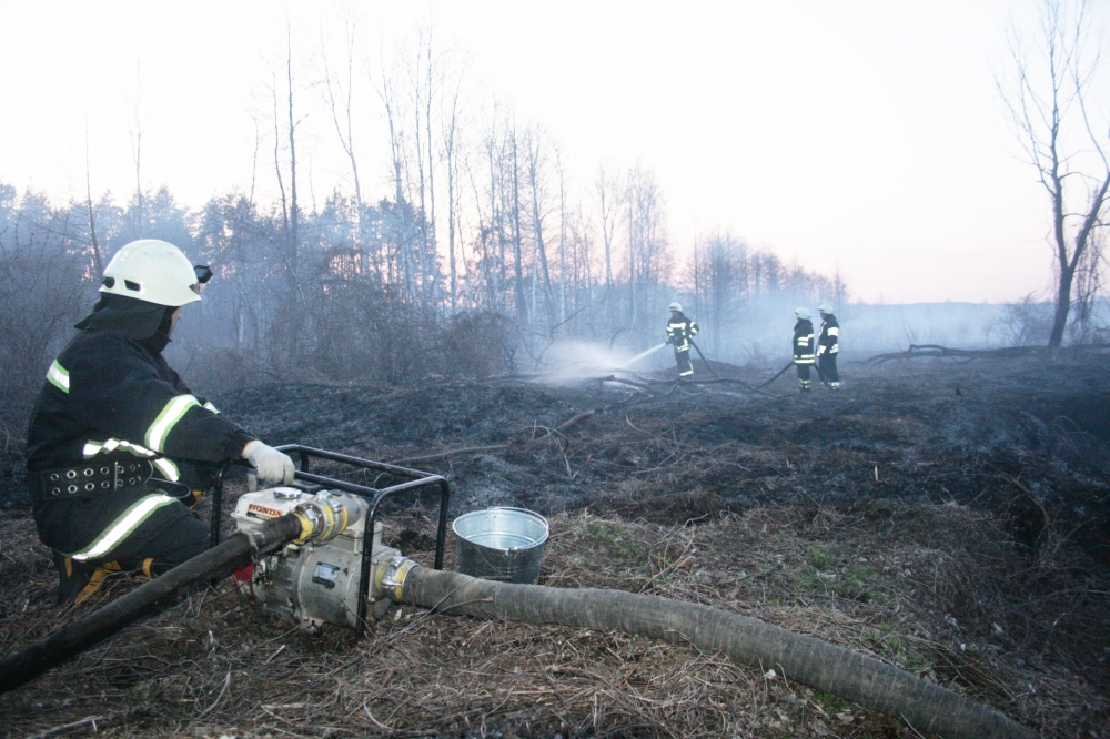 Черкаський район: триває ліквідація пожежі покладів торфу у селищі Ірдинь (ВІДЕО)