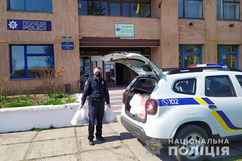 Черкаські поліцейські доставляють самотнім пенсіонерам продукти та необхідні речі