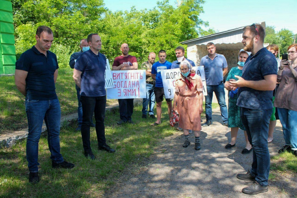 Активісти Суботова вимагають відремонтувати дорогу (ВІДЕО)