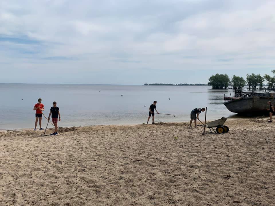 Черкаські триатлоністи провели прибирання пляжу тренувальної бази