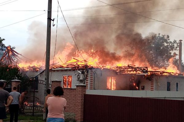 Під час грози в багатодітної родини з Черкащини згоріли два будинки: потрібна допомога