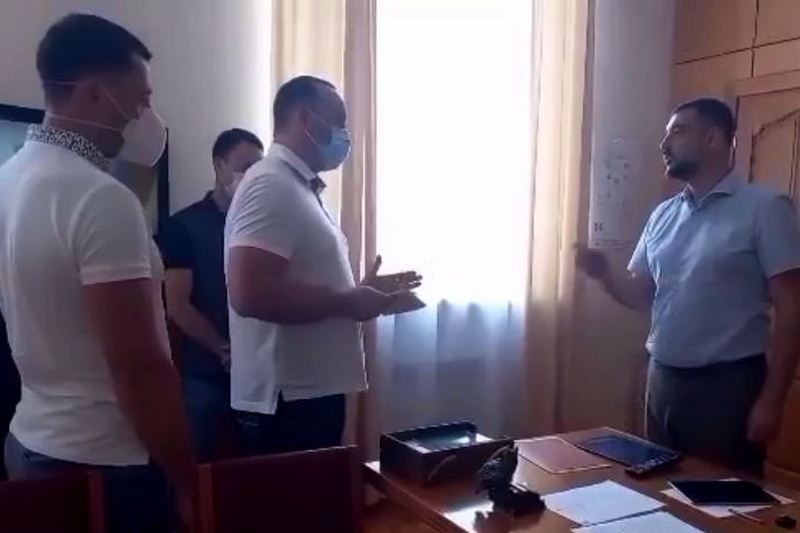 Представники черкаського осередку Європейської Солідарності вручили керівнику ОДА Конституцію