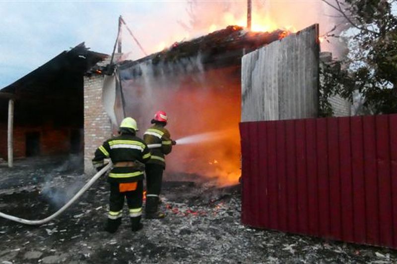 На Шполянщині через електрику згорів гараж з машиною і 2 тонни сіна (ВІДЕО)