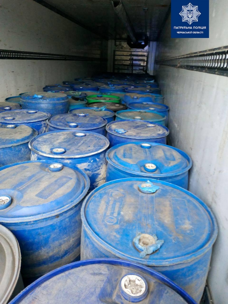 На Черкащині виявилили вантажівку з 92-ма бочками алкогольного фальсифікату