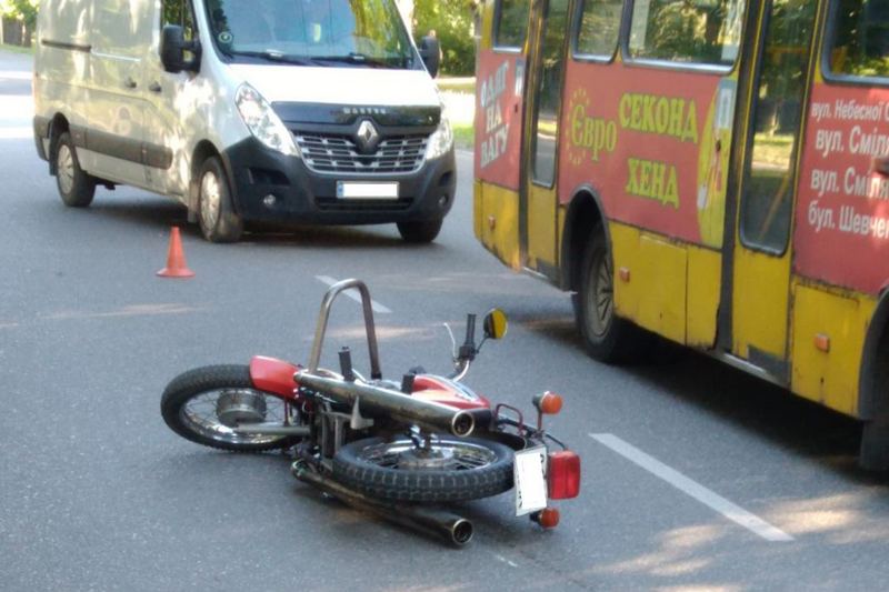 У Черкасах в аварію потрапили два мотоцикліста