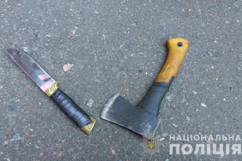У Черкасах поліцейські вгамували чоловіка з ножем та сокирою