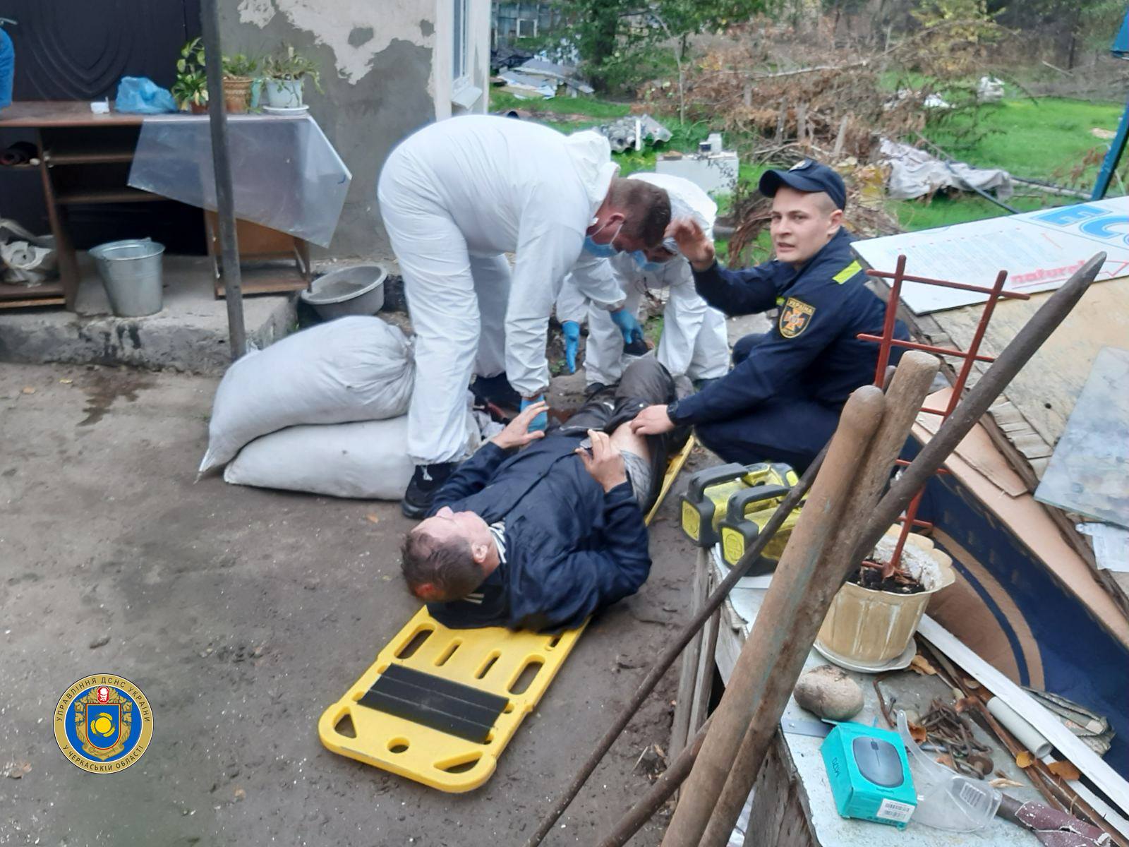 На Черкащині рятувальники дістали чоловіка з криниці