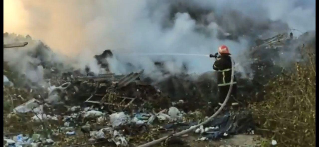 На Черкащині рятувальники ліквідовують пожежу на сміттєзвалищі (ВІДЕО)