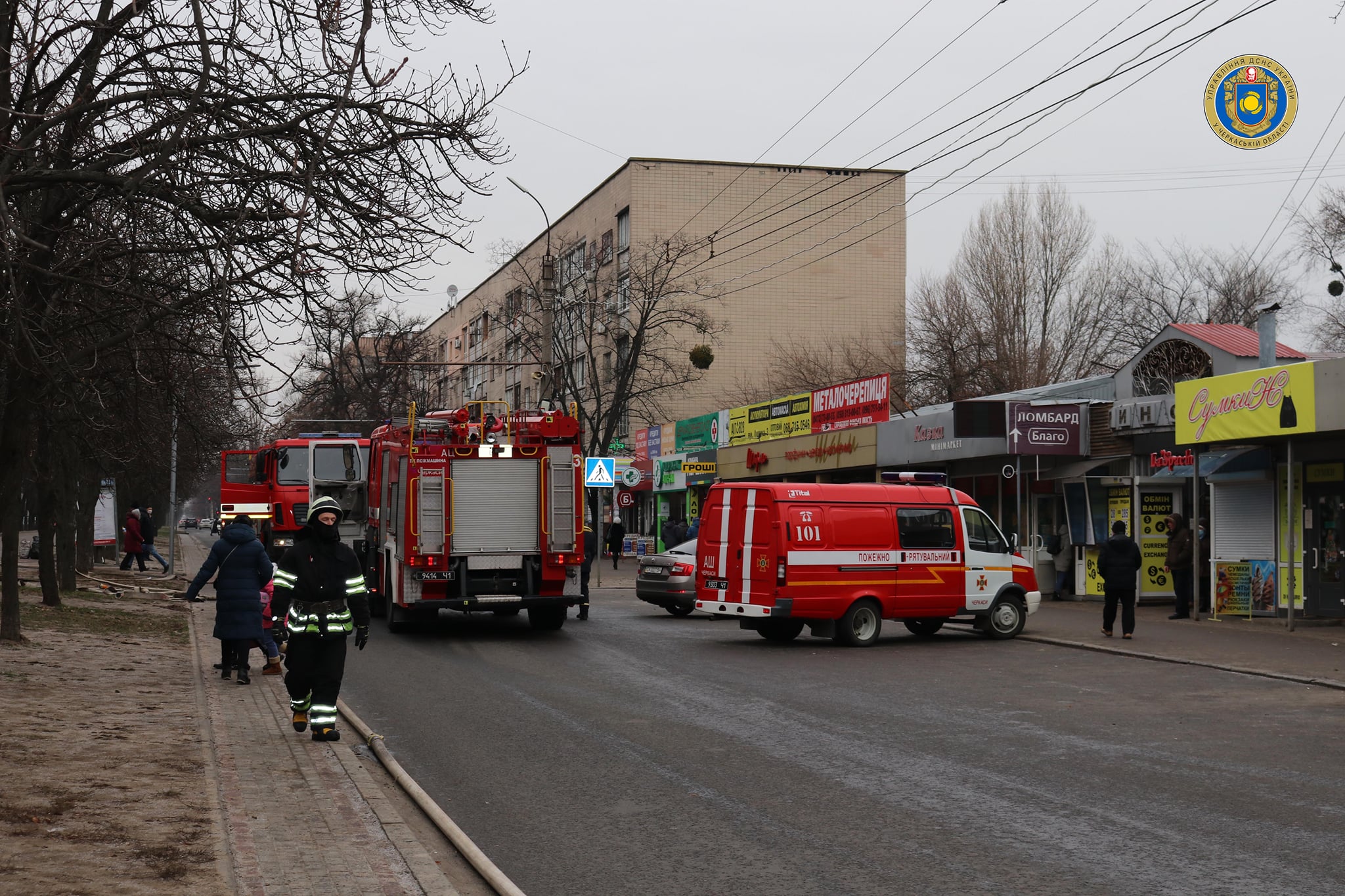 У Черкасах рятувальники ліквідували пожежу на території ринку (ФОТО) (ВІДЕО)