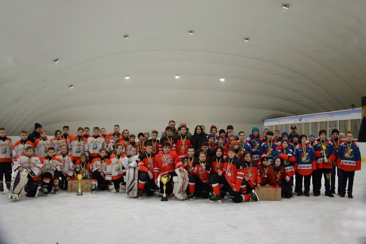 На черкаській ковзанці вперше провели юнацький турнір із хокею (ФОТО)