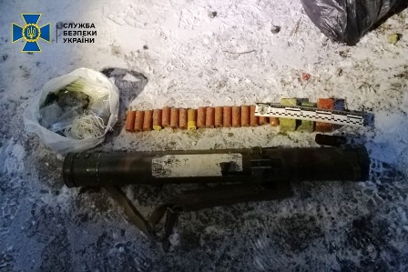 На Черкащині викрили учасника організованого угруповання на спробі збуту протитанкових гранат та вибухівки