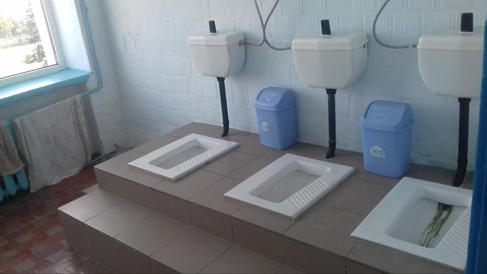 Какие туалеты в школе. Туалет в школе. Туалеты в школах Украины. Туалет в школе новый. Школьный санузел.
