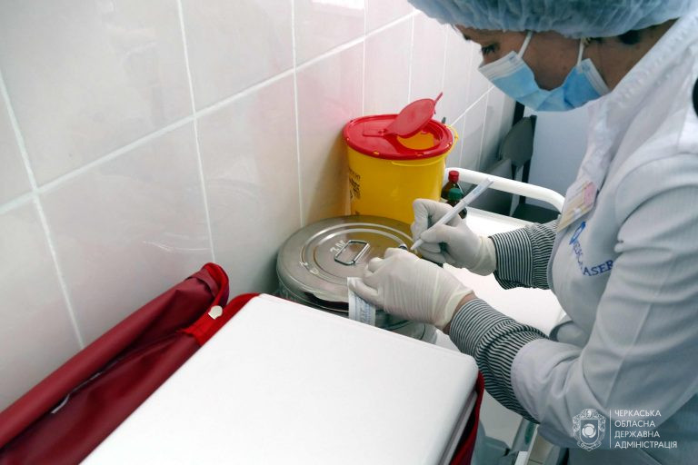 80 черкаських медичних працівників вакцинували від коронавірусу вчора