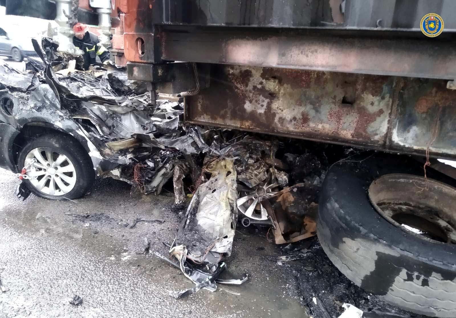 ДТП на Уманщині: легковик опинився під вантажівкою