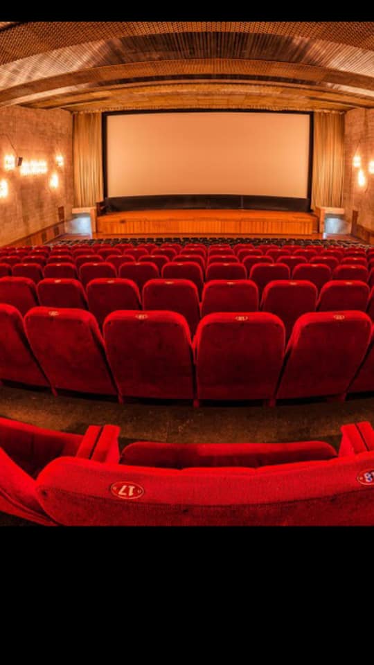 Чи потрібно закривати і продавати міський кінотеатр «Україна»?